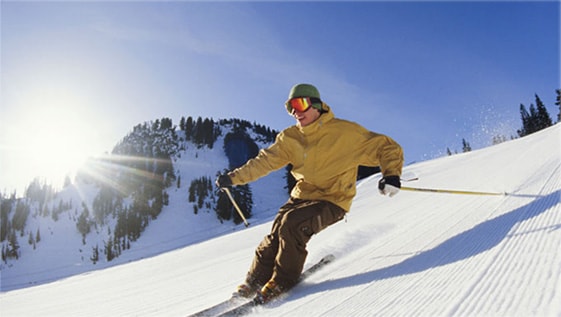 山肌でスキーを楽しむ男性