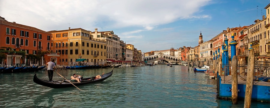 イタリア、ヴェネツィアの運河を渡るゴンドラ