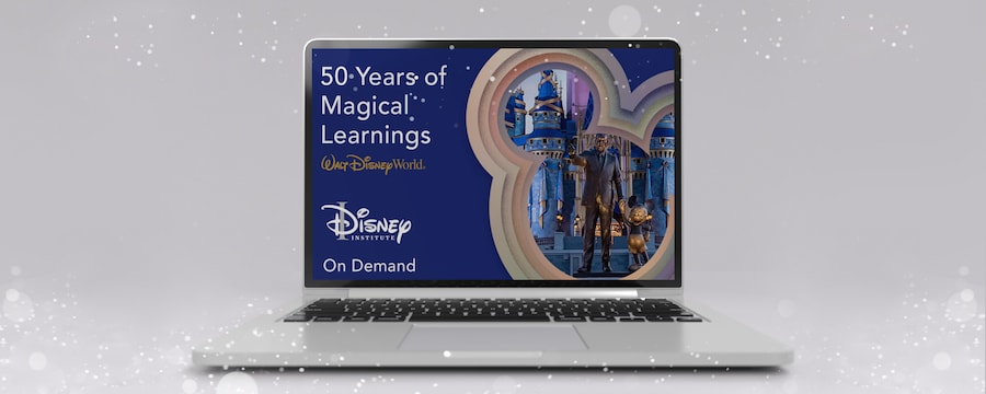 マジックキングダム・パークのシンデレラ城 と「50 Years of Magical Learnings Walt Disney World On Demand」および「Disney Institute」の文字が表示されたノートパソコンの画面